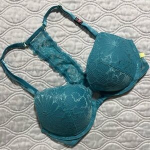 VICTORIA’S SECRET- t back front closure push up bra NWT